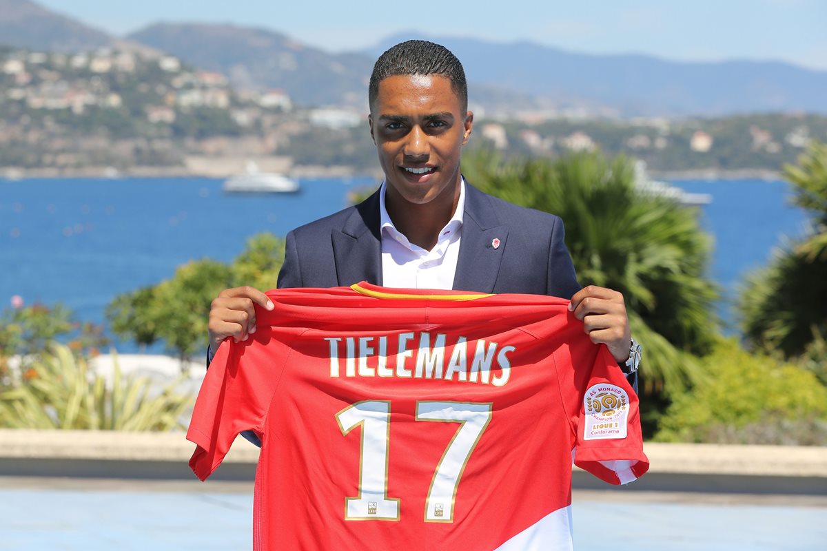 Youri Tielemans fue presentado ayer como nuevo jugador del Mónaco. (Foto Prensa Libre: AFP)