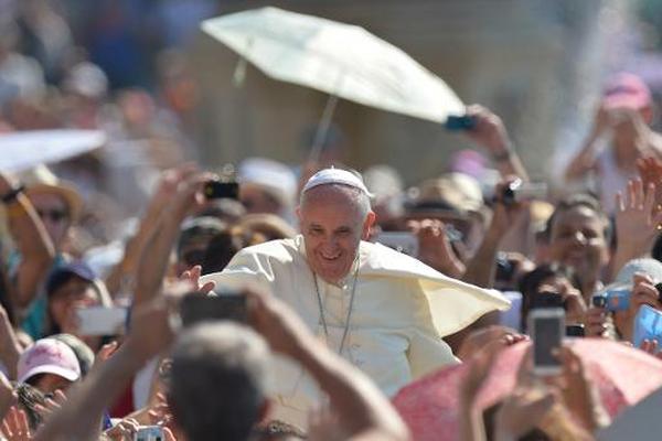 El papa Francisco saluda a fieles en la plaza San Pedro del Vaticano. (Foto Prensa Libre: AFP).