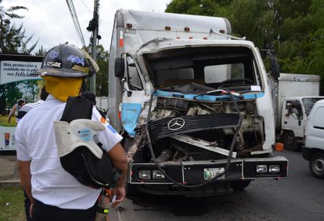 En el Bulevar Vista Hermosa y 25 avenida de la zona 15 se produjo un accidente vehicular, protagonizado por un camión y un bus. (Foto Prensa Libre: CBV)