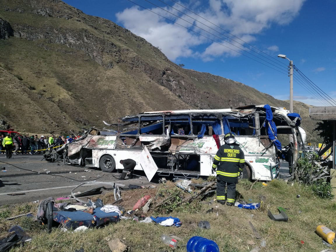 En el accidente donde un autobús chocó contra otro vehículo al este de Quito, deja al menos 24 muertos y 20 heridos. (AFP)