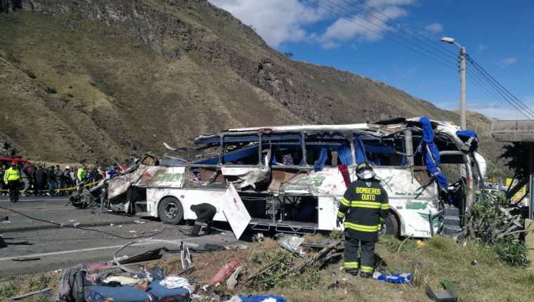En el accidente donde un autobús chocó contra otro vehículo al este de Quito, deja al menos 24 muertos y 20 heridos. (AFP)