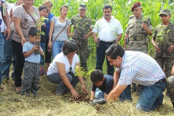 Autoridades, estudiantes y padres de familia plantan un árbol en un terreno municipal en San Francisco Zapotitlán. (Foto Prensa Libre: Danilo López).  <br _mce_bogus="1"/>