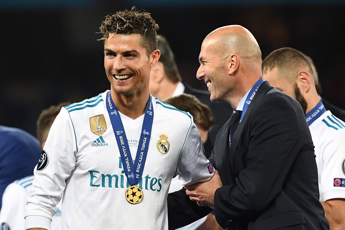 Zinedine Zidane junto al delantero portugués Cristiano Ronaldo luego de conseguir el título de la Champions League. (Foto Prensa Libre: EFE)