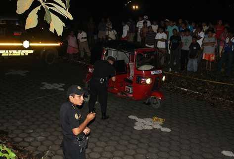 Curiosos observan el cadáver de Baudilio Waldemar Aczeta, quien murió baleado en Mazatenango. (Foto Prensa Libre: Omar Méndez)