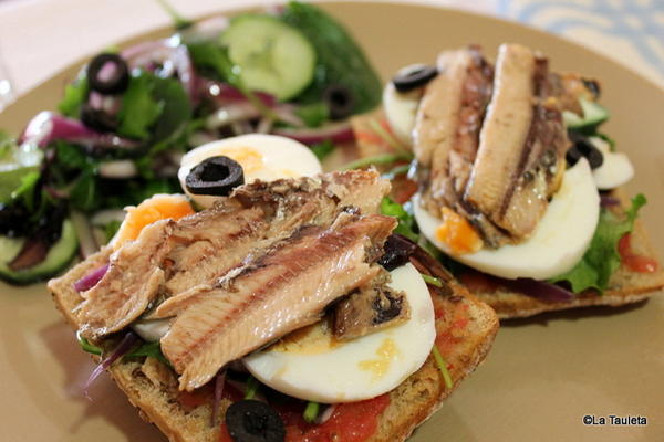 Deliciosos bocadillos de Navidad con sardinas y chorizo