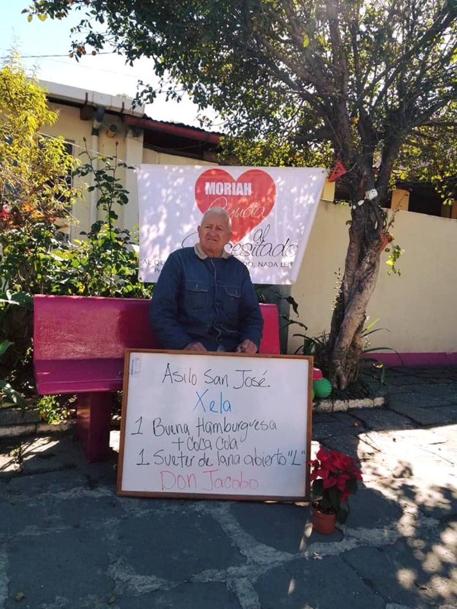 Jacobo Flores, uno de los 16 ancianos, compartió su mensaje navideño, en el que solicita comida y ropa. (Foto Prensa Libre: María José Longo)