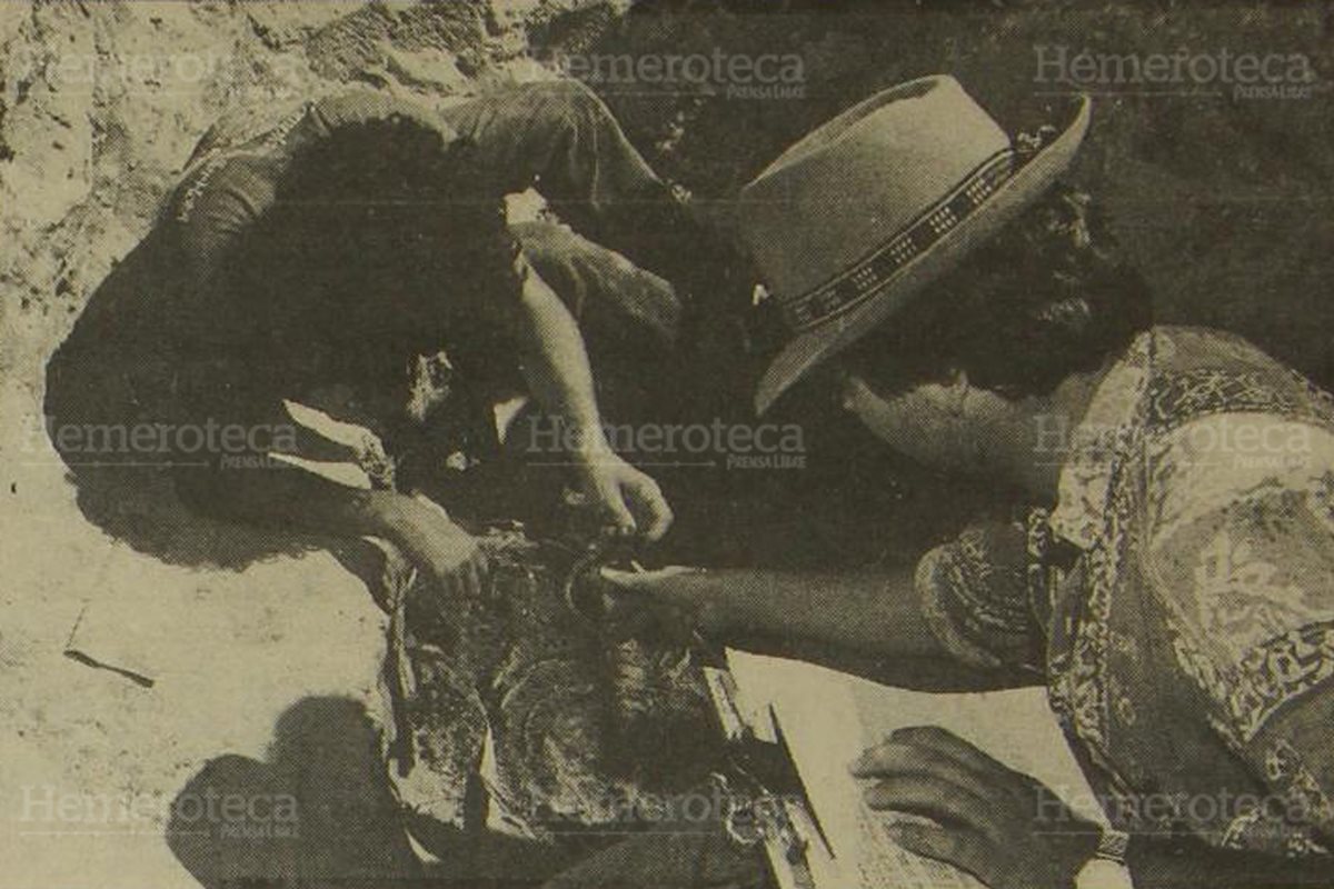 Antropólogos exhuman osamentas en Lo de Sánchez, Rabinal, Baja Verapaz, en enero de 1994. (Foto: Hemeroteca PL)