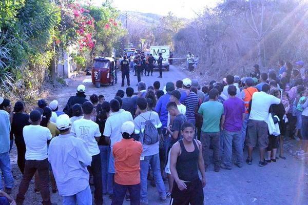 Pobladores observan la escena del crimen en Sanarate. (Foto Prensa Libre: Hugo Oliva)<br _mce_bogus="1"/>