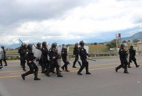 Policías intentan desalojar las calles tomadas por campesinos. (Foto Prensa Libre: Édgar Domínguez)