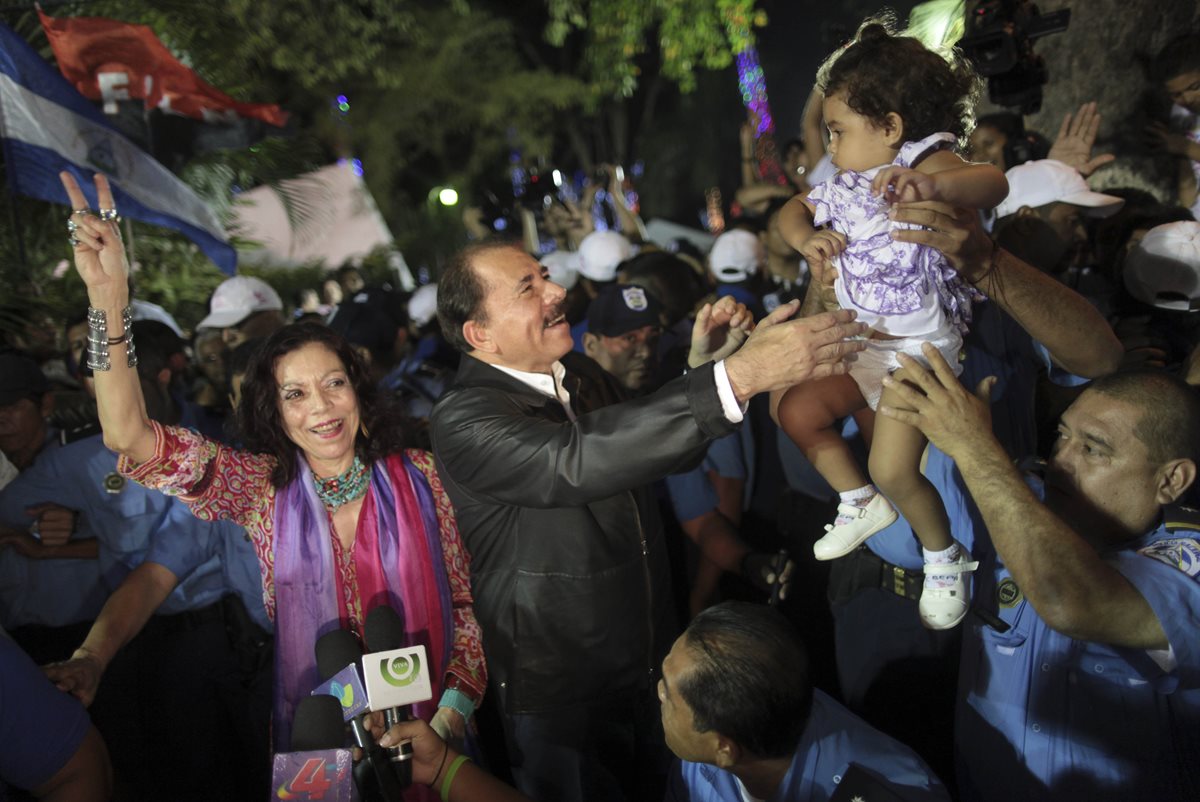 Rosario Murillo (a la izq.) hace campaña junto a su esposo Daniel Ortega. (Foto Prensa Libre: AP).