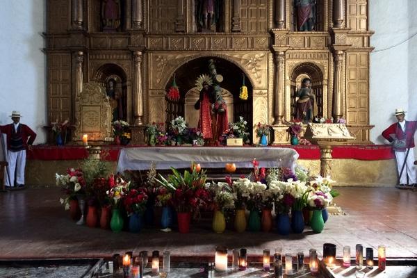 Imagen del Señor de Chajul, en Quiché, es adornada con ofrendas de flores y veladoras. (Foto Prensa Libre: Óscar Figueroa)