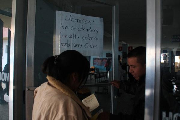 Usuarios llegan  a la consulta externa   del Hospital Regional de Huehuetenango y verifican que está cerrada, debido a la  protesta.