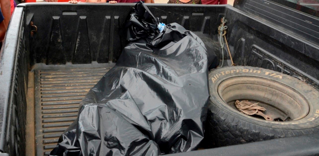 Autopatrulla de la PNC traslada el cadáver de Domingo Cuz, en Fray Bartolomé de Las Casas, Alta Verapaz. (Foto Prensa Libre: Eduardo Sam)