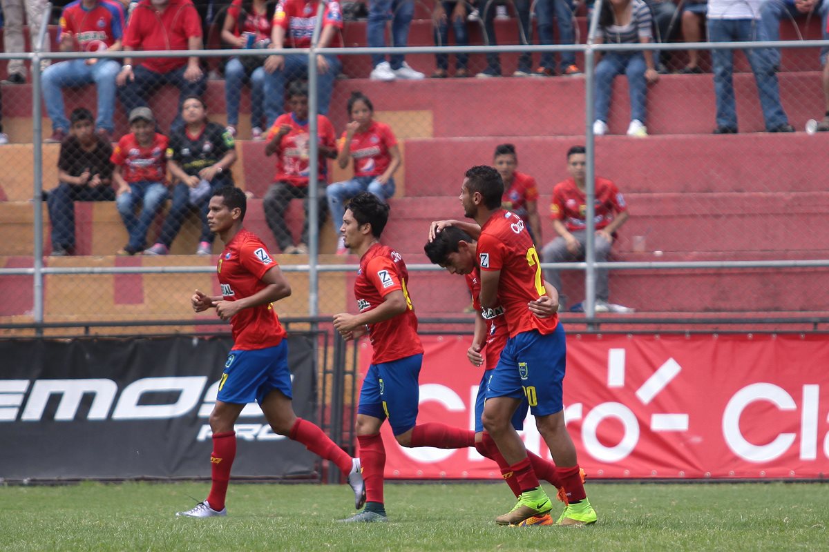 Los escarlatas festejaron el triunfo en el Estadio Manuel Felipe Carrera. (Foto Prensa Libre: Jesús Cuque)