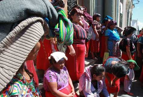 Los vecinos permanecen frente a la puerta principal del TSE. (Foto Prensa Libre: Estuardo Paredes)