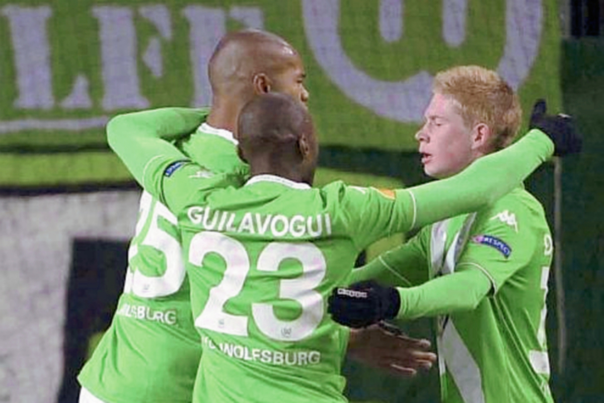 Los jugadores del Wolfsburgo festjejan luego de anotar el gol que le dio el empate parcial frente al Inter de Milán en el el partido de ida de octavos de final de la Liga Europa (Foto Prensa Libre: EFE)