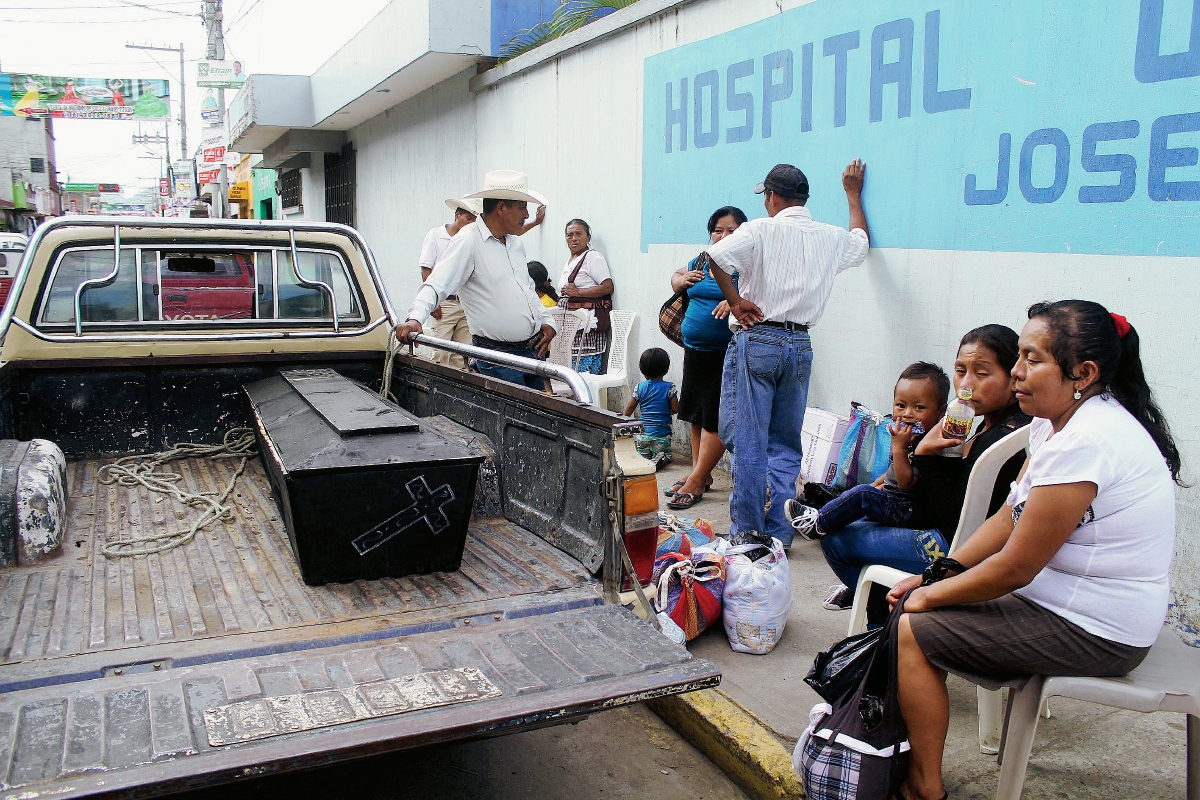 Familiares trasladan  a uno de los fallecidos para ser velado en la comunidad. (Foto Prensa Libre: hugo Oliva)