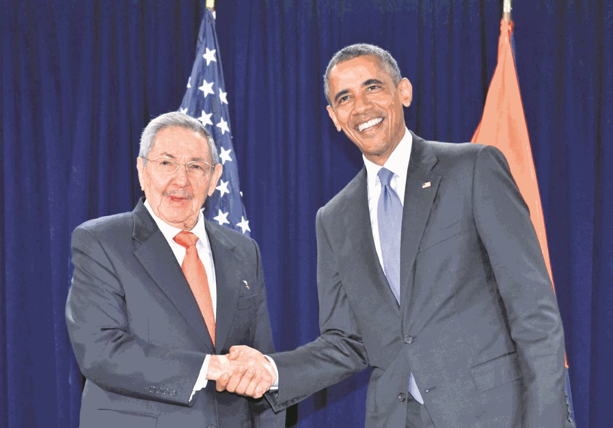 Raúl Castro (i) presidente cubano, junto a su homólogo de EE. UU., Barack Obama, en septiembre de 2015. (Foto: Hemeroteca PL)