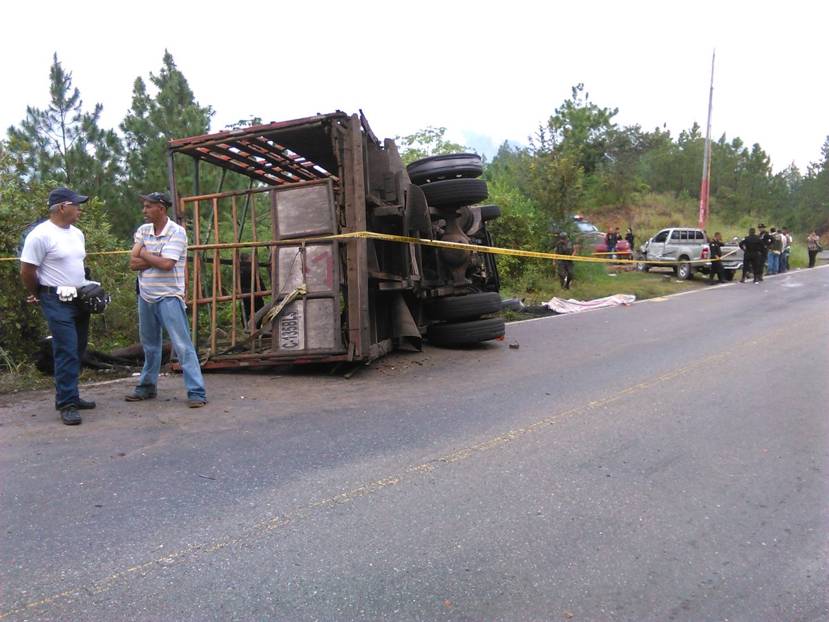 Camión queda volcado en la ruta que conduce de Chiquimula a Ipala, donde murieron tres personas en el percance vehicular. (Foto Prensa Libre: DTPNC)
