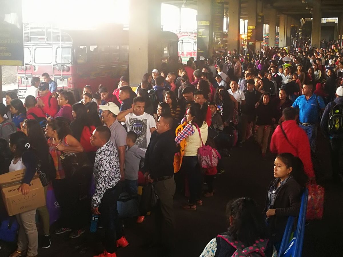 La Central de Transferencias del Sur luce abarrotada de viajeros que se dirigen a la provincia. (Foto Prensa Libre: Estuardo Paredes).
