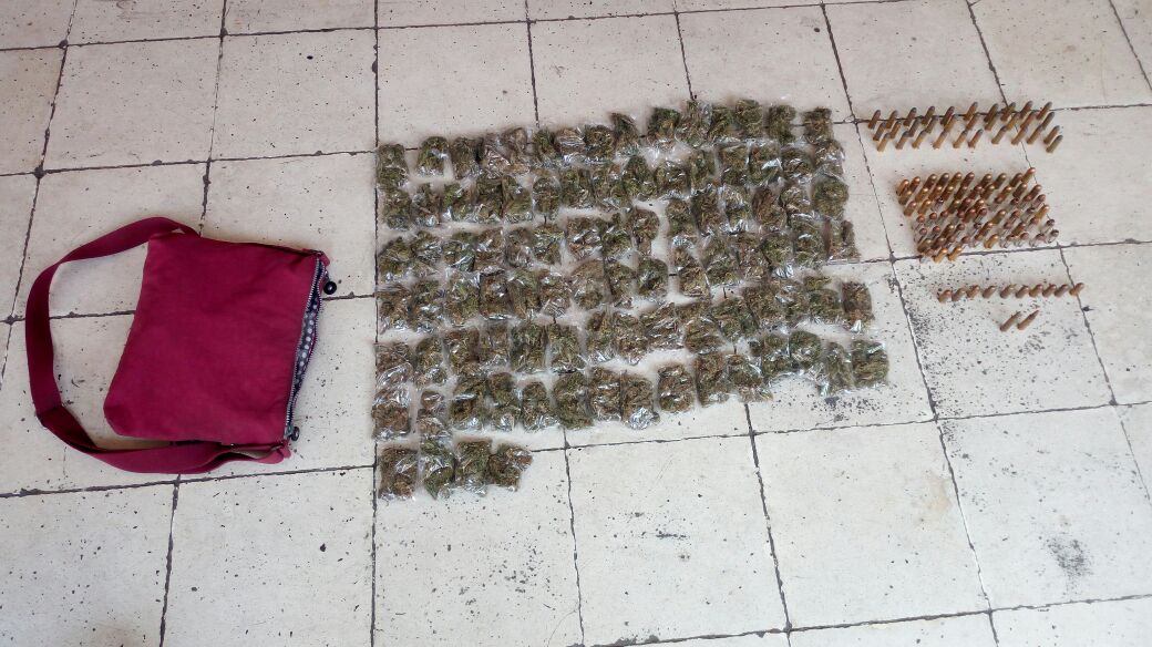 Parte de los objetos ilegales decomisados durante allanamientos en Tierra Nueva 1, Chinautla. (Foto Prensa Libre: PNC)