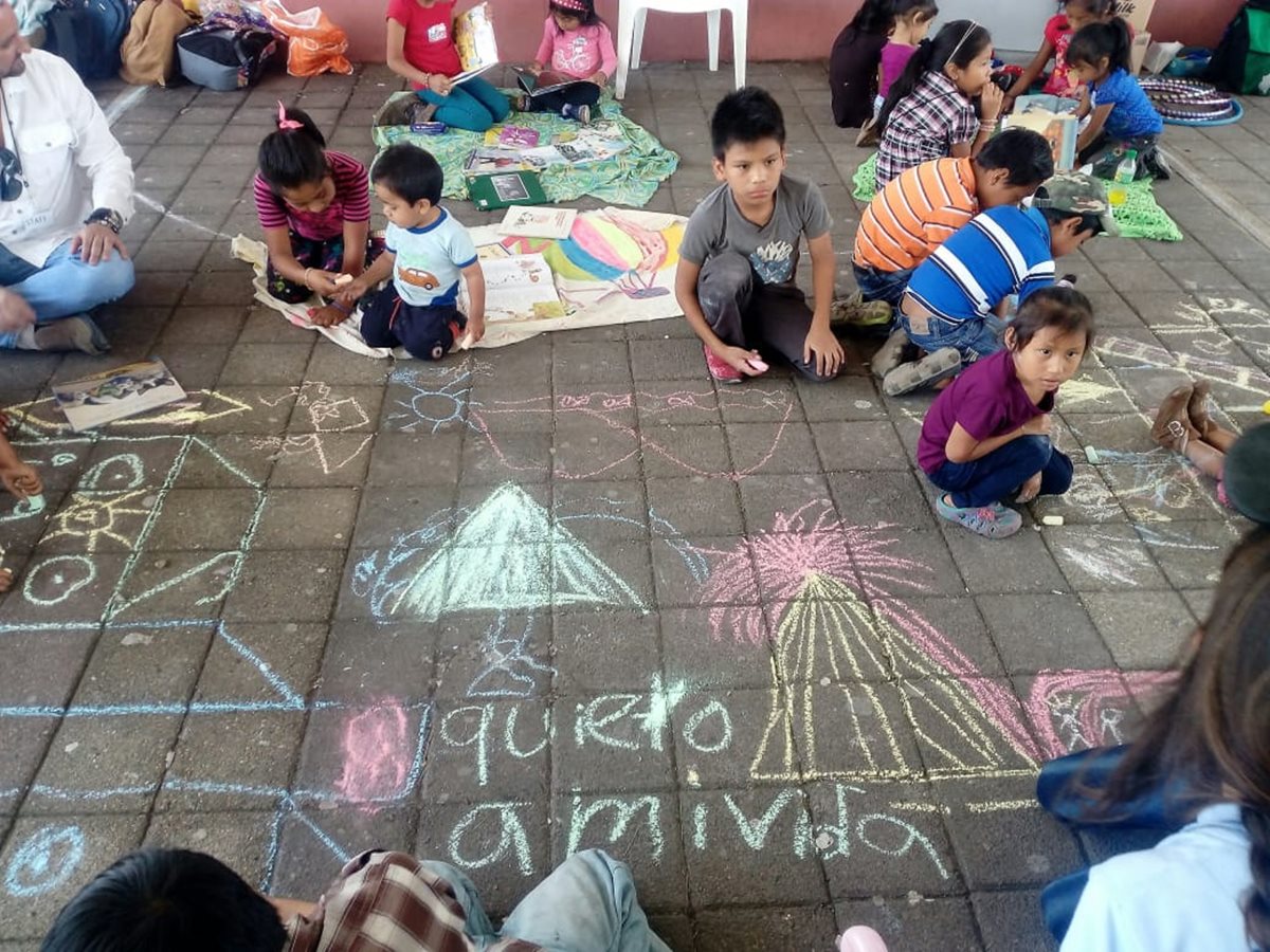 El Volcán de Fuego fue dibujado con colores por varios niños de Alotenango, Sacatepéquez. (Foto Prensa Libre: Mariela Estrada)