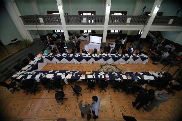 Los comisionados se reúnen en el Paraninfo Universitario. (Foto Prensa Libre: Paulo Raquec)