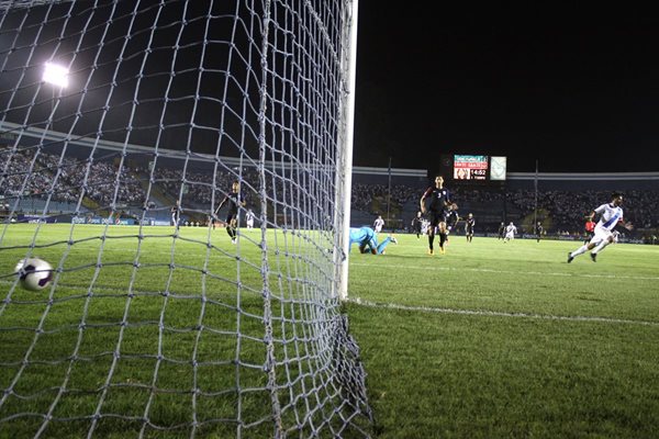 Carlos Humberto Ruiz comienza a festejar el segundo gol de Guatemala, después de vencer al portero estadounidense Tim Howard (Foto Prensa Libre: Jesús Cuque)