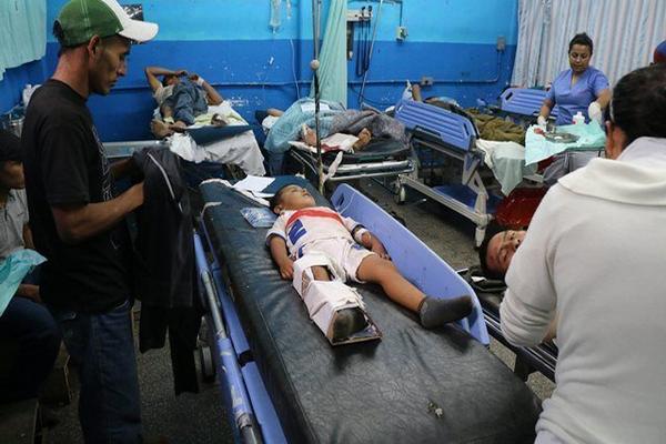 Los lesionados son atendidos en el  Hospital Nacional de Cobán. (Foto Prensa Libre: Eduardo Sam)
