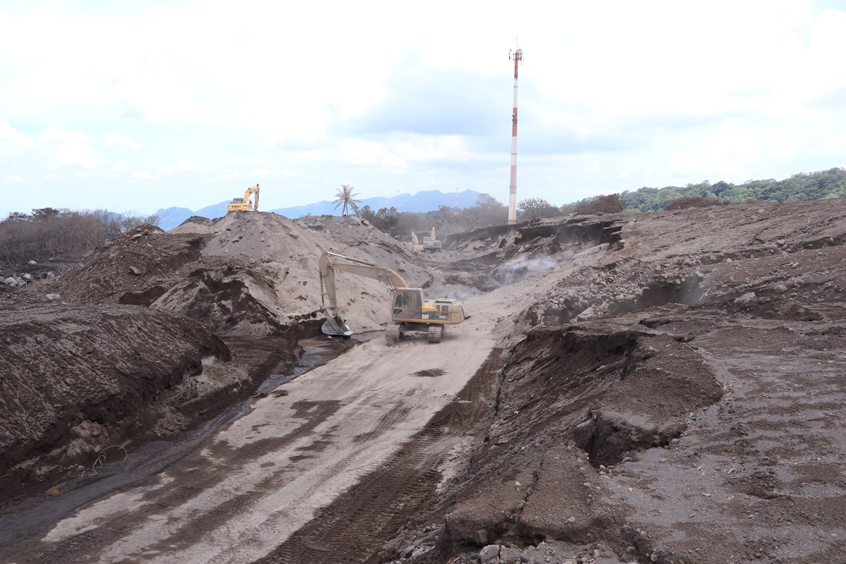 enrique paredesMaquinaria pesada ha removido más de 1.5 millones de metros cúbicos de material volcánico de la RN14. (Foto Prensa Libre: Enrique Paredes)