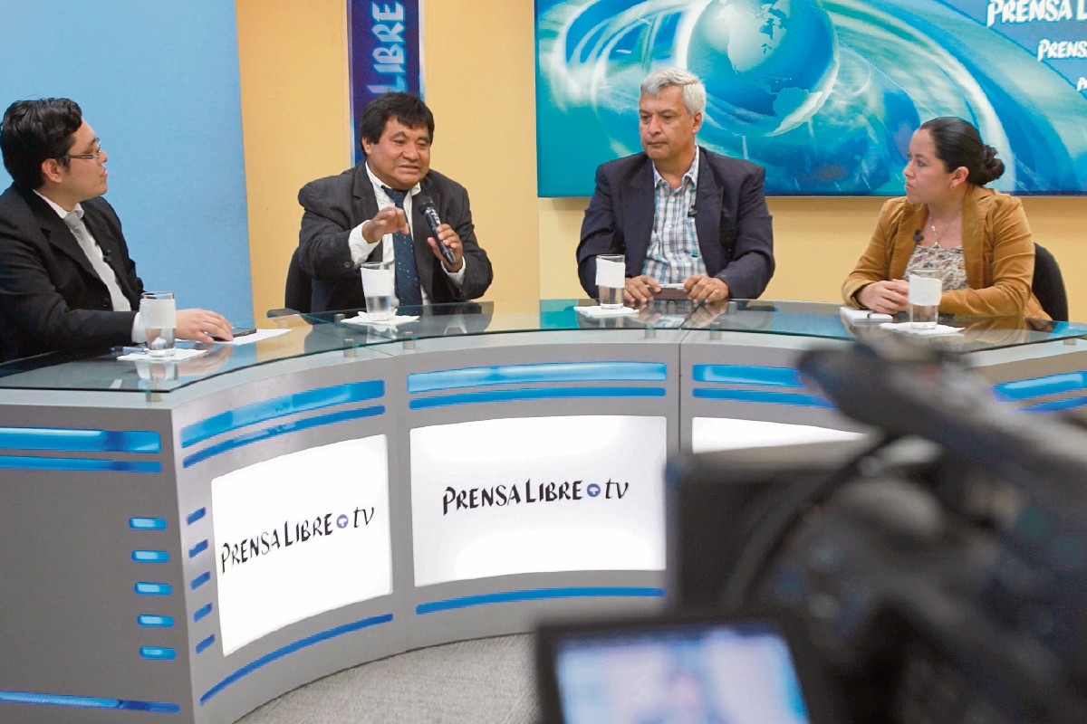 Los analistas Bernardo Caal y Mario Rodríguez —al centro— conversan con los periodistas José Manuel Patzán y Andrea Orozco, durante el programa Diálogo Libre.