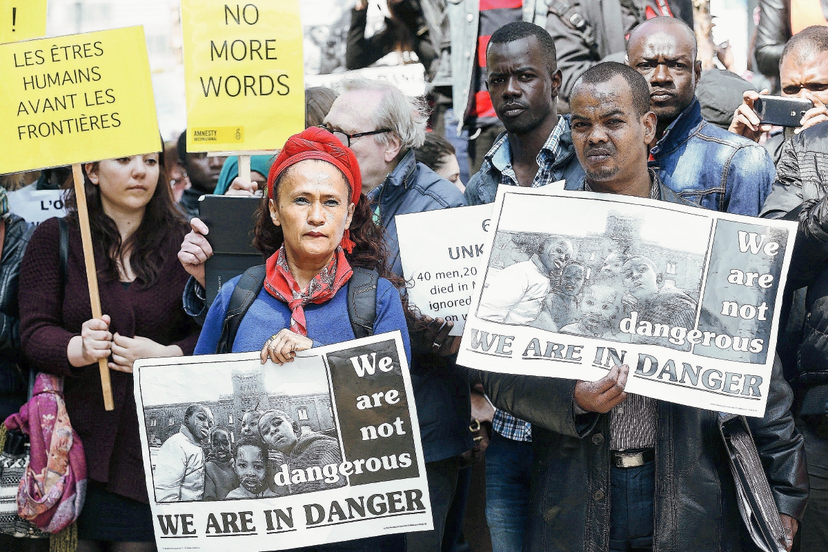 Inmigrantes y activistas protestan hoy en Bruselas. (Foto Prensa Libre: EFE).