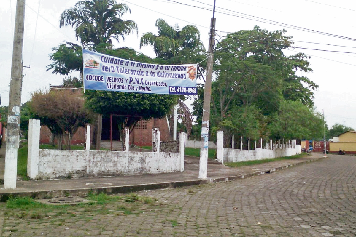 En la colonia San Andrés, Mazatenango, vecinos avisan a delincuentes, con pancartas, sobre la organización que tienen para vigilar y proteger a ese vecindario.