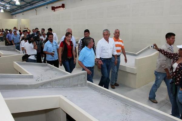 Las autoridades recorren la nueva terminal de buses y mercando inaugurado en Sanarate, El Progreso. (Foto Prensa Libre: Hugo Oliva)