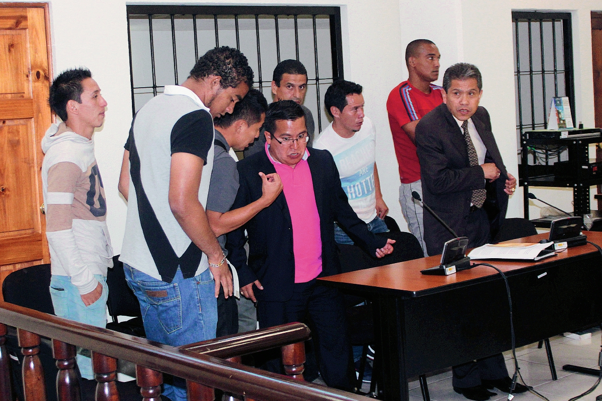 Jugadores sindicados de abusos contra un menor,  dialogan con sus abogados, previo a condena emitida en el Tribunal Primero de Sentencia Penal de Quetzaltenango. (Foto Prensa Libre: Carlos Ventura)