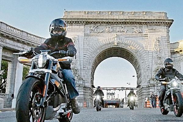 Clientes de la firma conducen el vehículo en distintas ciudades. (Foto Prensa Libre: EFE)