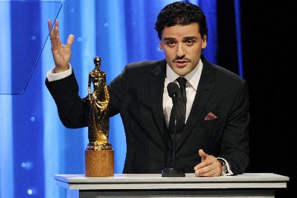 El actor guatemalteco Óscar Isaac recibe un galardón por su trayectoria artística. (Foto Prensa Libre: AP)
