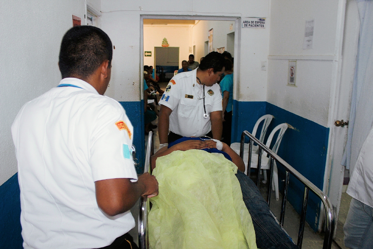 Una mujer  es atendida en el Hospital Nacional de Jutiapa, con una herida de bala en la pierna. (Foto Prensa Libre: Óscar Figueroa)