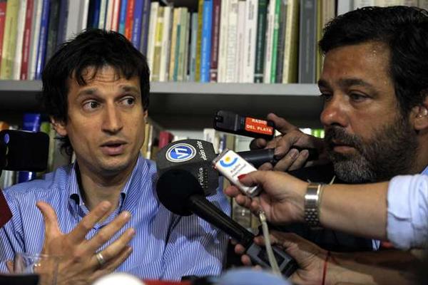 Diego Lagomarsino, único imputado por la muerte del fiscal Alberto Nisman, comparece ante los medios de comunicación. (Foto Prensa Libre: AFP).
