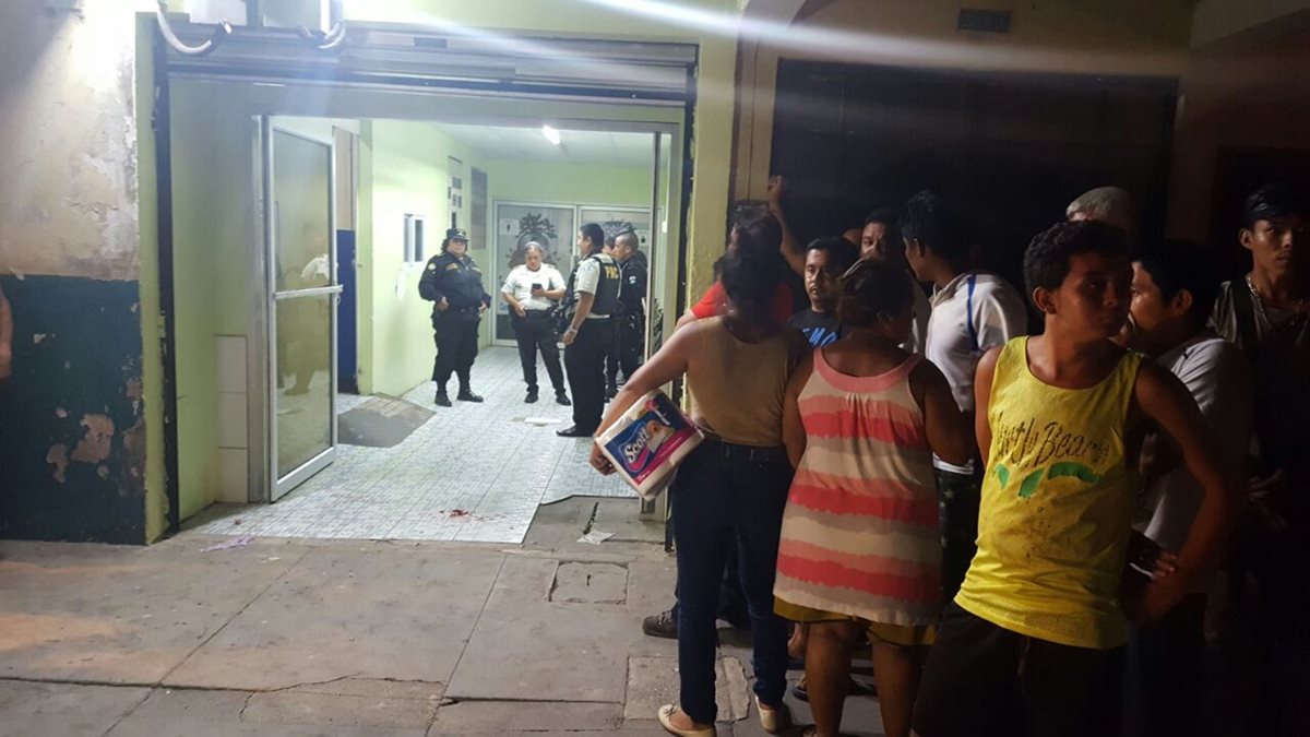 El agente falleció a su ingreso al seguro social de Puerto San José, Escuintla. (Foto Prensa Libre: Enrique Paredes)