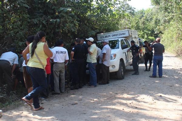 Autoridades y pobladores observan el lugar donde fue localizado el cuerpo quemado de un hombre, en Pajapita, San Marcos. (Foto Prensa Libre: Alexándr Coyoy)<br _mce_bogus="1"/>