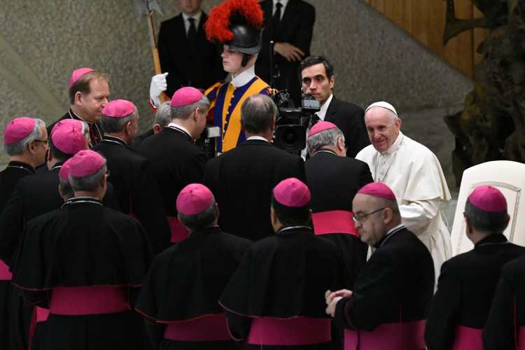 El Sumo Pontífice  se reúne con los cardenales durante la audiencia general semanal.