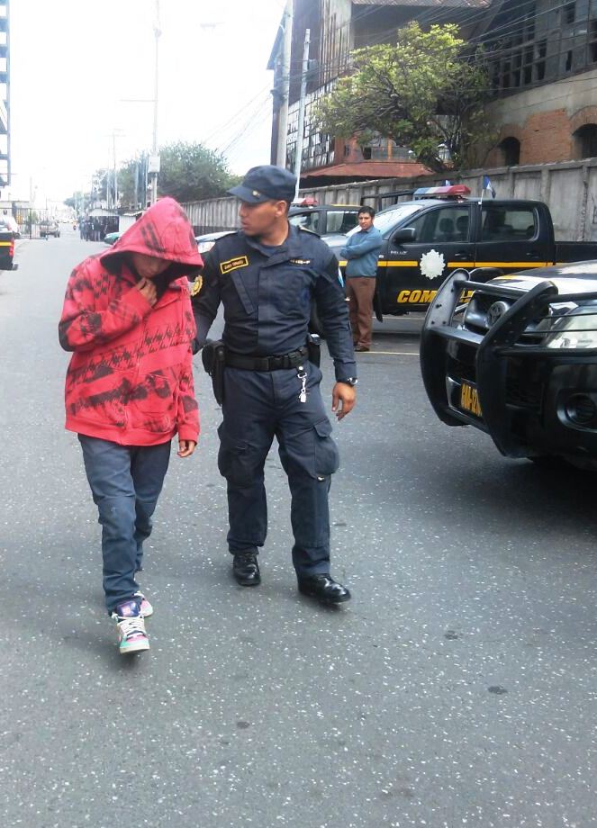 El menor es remitido al juzgado de turno por agentes policiales. (Foto Prensa Libre: PNC)