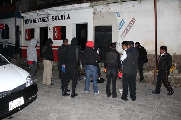 Autoridades buscan evidencias en el lugar donde murió Samuel de Jesús Cáceres García, en Sololá. (Foto Prensa Libre: Ángel Julajuj)