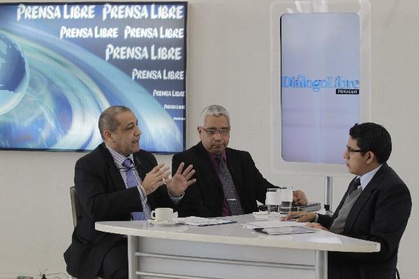 Hans salas, de la OPS,  y Ricardo Mena, director de Epidemiología,  conversan con el periodista Juan Manuel Castillo.