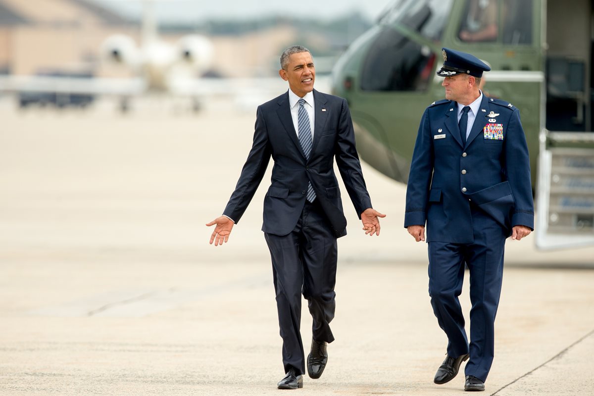 <em>Obama en su partida de la Casa Blanca rumbo a Alaska este lunes. (Foto Prensa Libre: AP).</em>