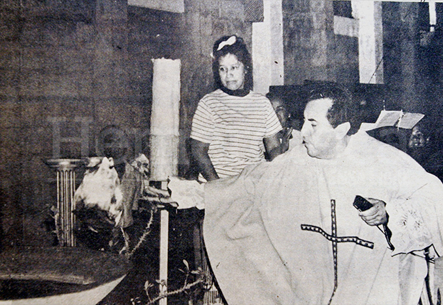 El 7 de mayo de 1978, a media misa, el padre Chemita quema el decreto que lo excomulgaba. (Foto: Hemeroteca PL)