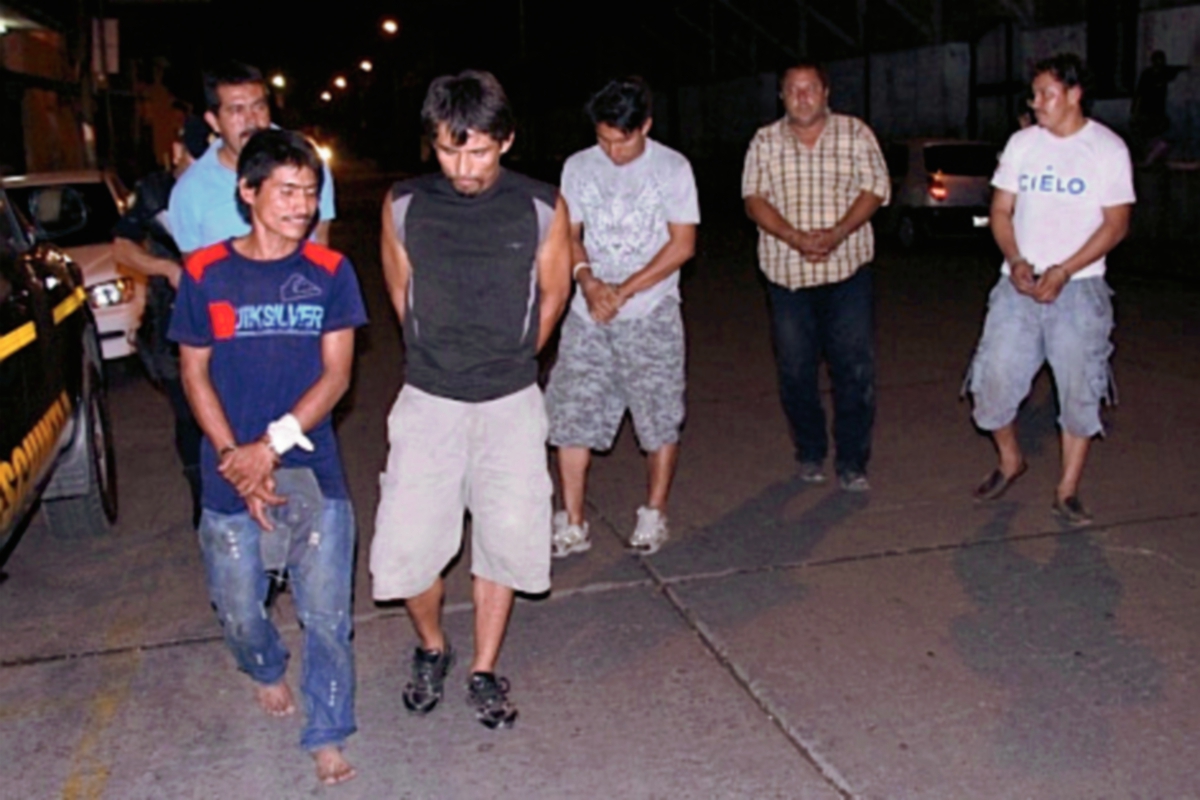 Seis hombres fueron capturados en Tiquisate, Escuintla, por supuestamente haber disparado contra una vivienda. (Foto Prensa Libre: Carlos Paredes)
