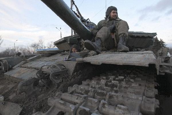 Un soldado ucraniano se transporta sobre un tanque, en Artyomovsk, Donetsk. (Foto Prensa Libre: EFE)
