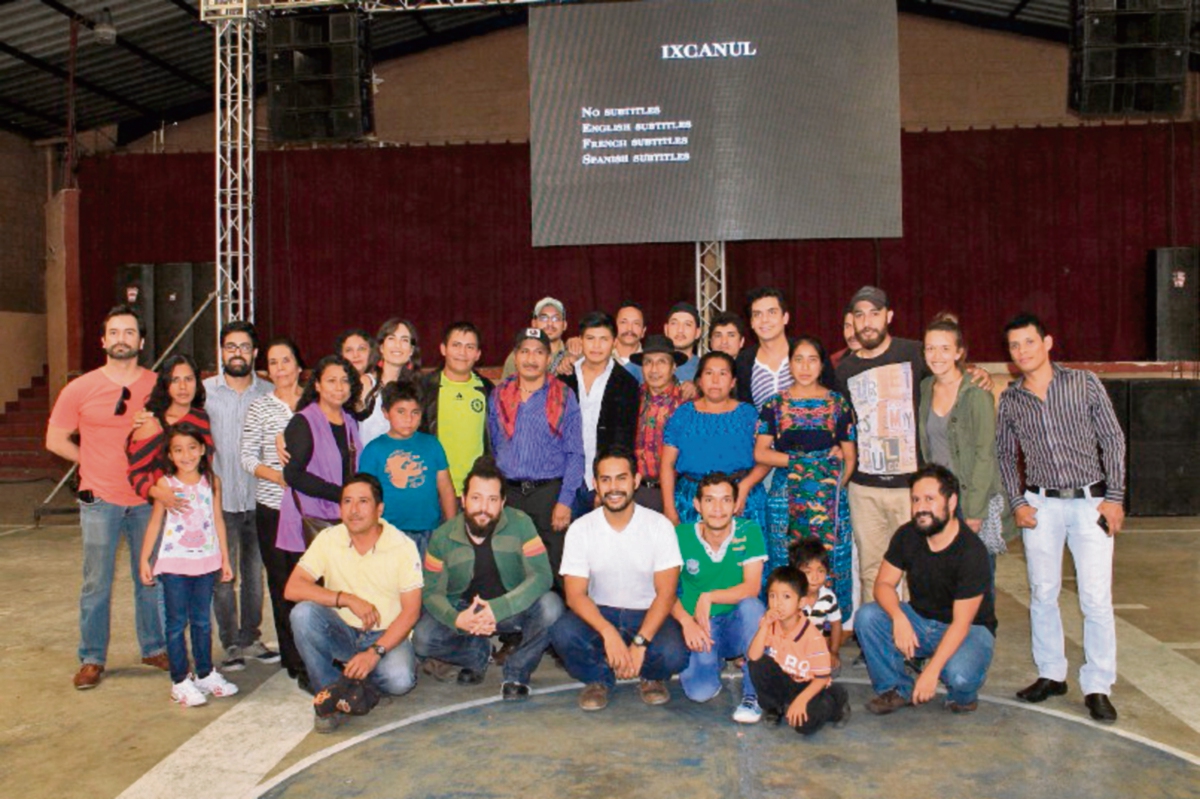 Parte del elenco que participó en la producción de Ixcanul. (Foto Prensa Libre: Enrique Paredes).